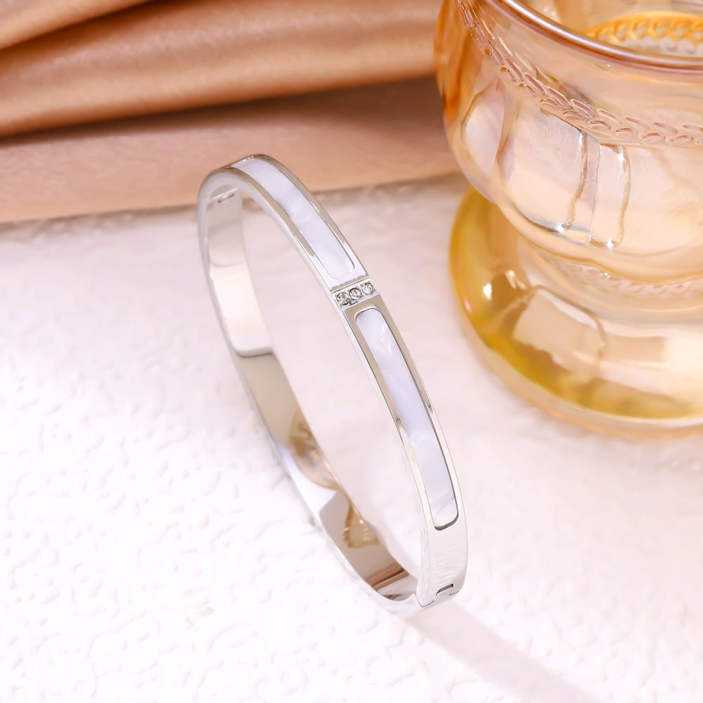 Bracelet Inlaid With Three White Shell Gemstones