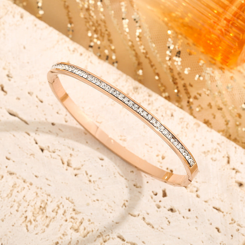 Elegant center diamond bracelet