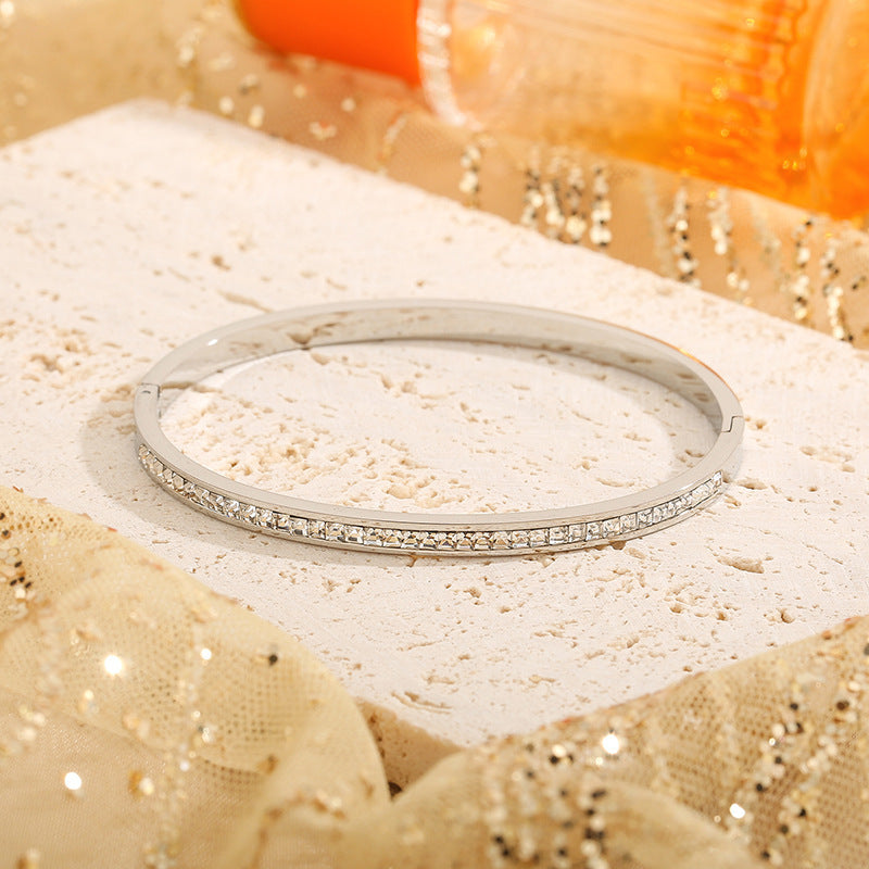 Elegant center diamond bracelet