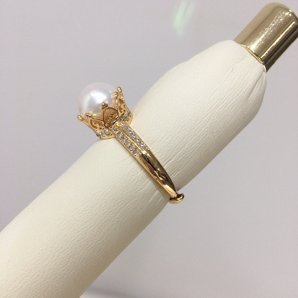 18k gold ring center pearl, rounded in diamonds