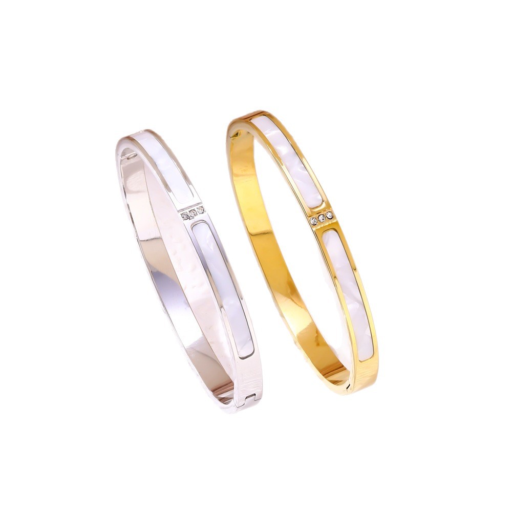 Bracelet Inlaid With Three White Shell Gemstones