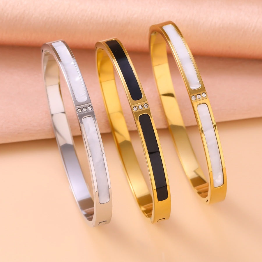 Bracelet Inlaid With Three White Shell Gemstones