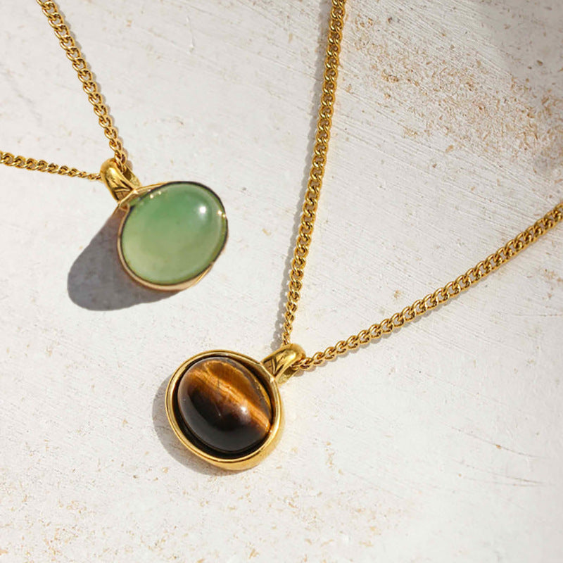 Vintage Royal 18k Gold Necklace Emerald Green and Wood