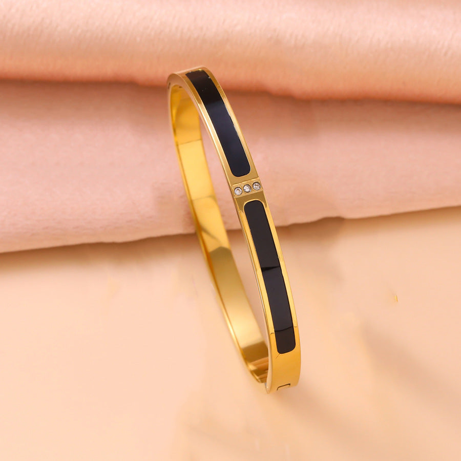 Bracelet Inlaid With Three White Shell Gemstones