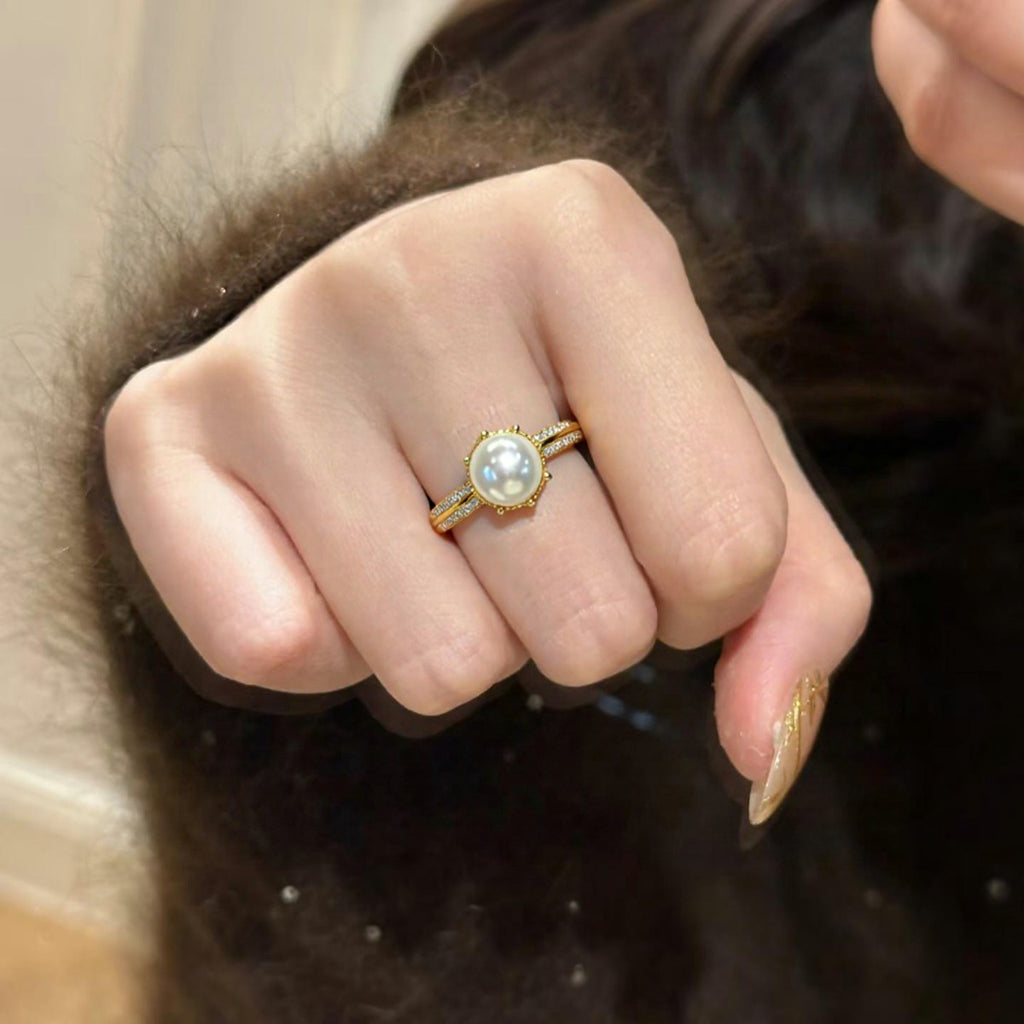 18k gold ring center pearl, rounded in diamonds