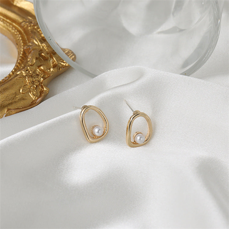 French-style Vintage Hollow Metal Pearl Earrings