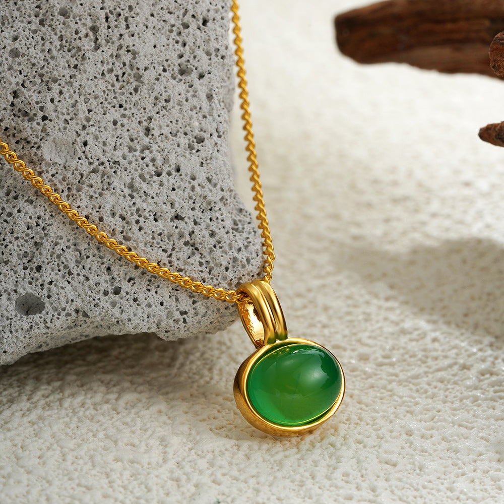 Vintage Royal 18k Gold Necklace Emerald Green and Wood