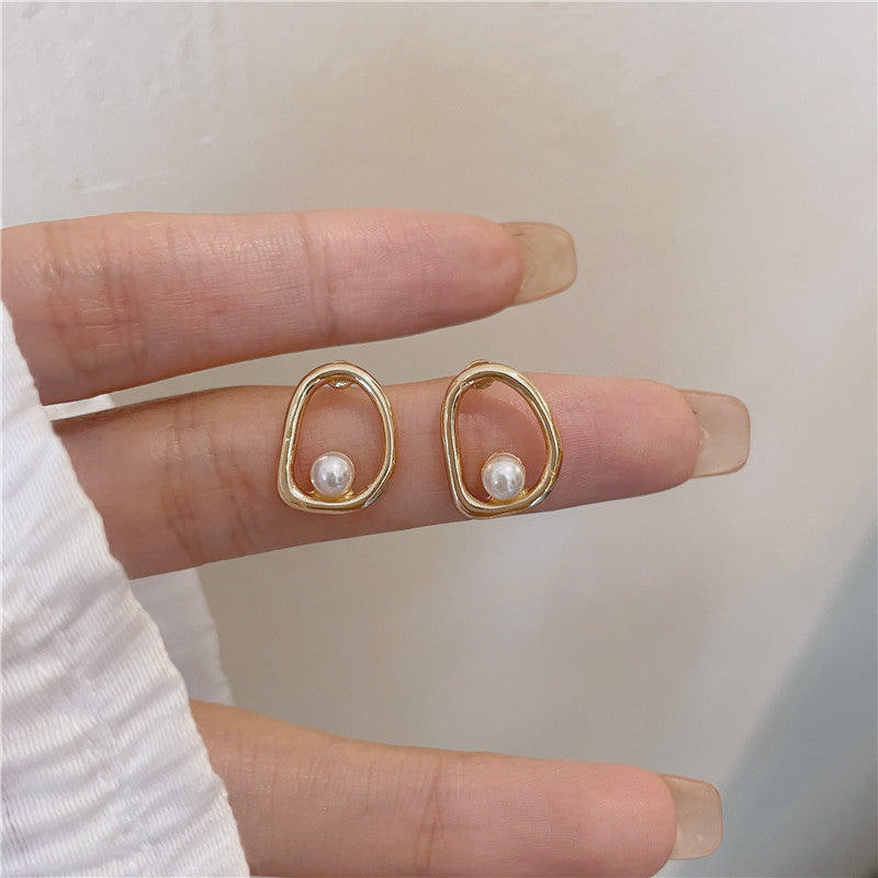French-style Vintage Hollow Metal Pearl Earrings